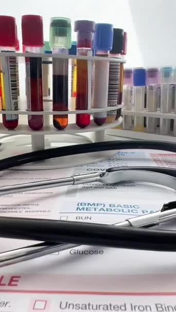 Образцы Труб Крови Вакцины Коронавируса Сарс Ков Медицинским Отчетом Рабочем — стоковое видео