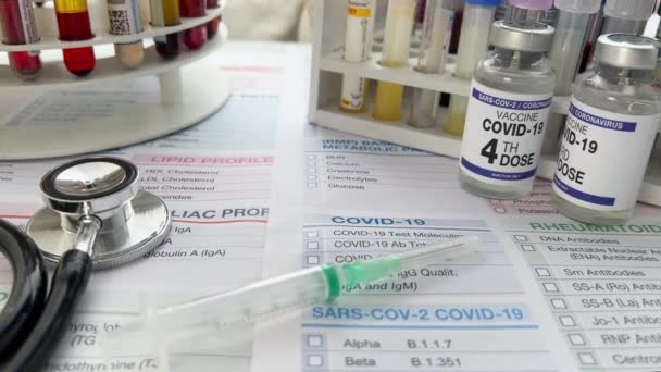 Technican Holding Coronavirus Vaccine Vial Fourth Dose New Variants Sars — Vídeo de Stock