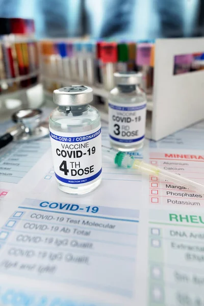 在Sars Cov 2病毒新变种的标签上标有第四剂的科罗那韦疫苗瓶 Covid 19疫苗瓶和疫苗注射器 为欧米克隆变种的助推器打第四剂贴上标签 — 图库照片