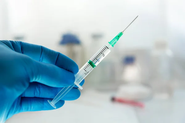 Artsen Die Injectiespuit Met Dosis Voor Injectie Geïsoleerd Houden Medische — Stockfoto