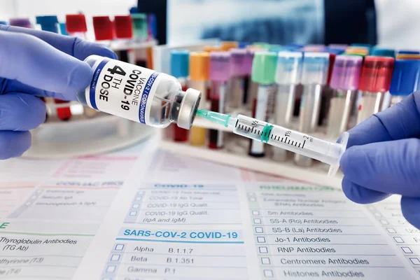 Covid Vakcinát Tartalmazó Injekciós Üveget Omikron Variánsra Emlékeztető Oltáshoz Tartó — Stock Fotó