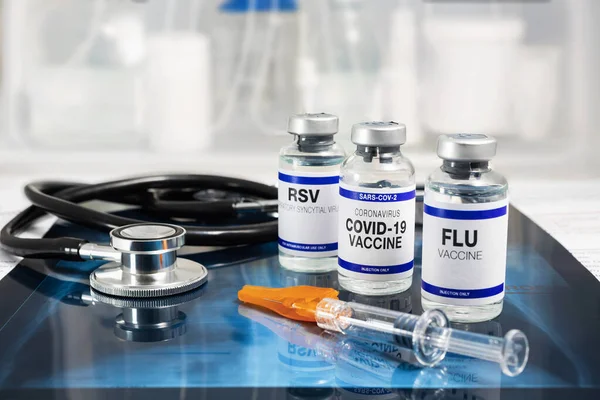 流感病毒疫苗 呼吸道合胞病毒疫苗和Covid 19疫苗箱 用听诊器在放射线脉络膜上的流感 Rsv和Sars Cov 2大肠病毒疫苗瓶 — 图库照片