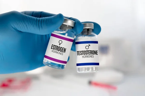 Hand Des Arztes Mit Zwei Injektionsfläschchen Zur Behandlung Mit Testosteron Stockfoto