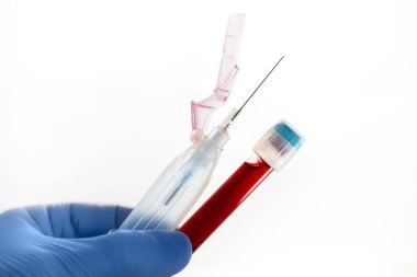 Araştırma laboratuarında kan testi ve tüp tutacağı olan bir teknisyen. Laboratuvarda analiz ve teşhis için beyaz arka planda izole edilmiş örneklerin çıkarılması için kan testi tüpü ve adaptör tutan doktor.
