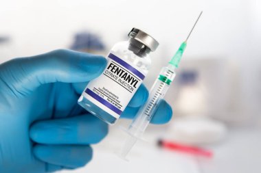 Tıbbi uzman ağrı kesici tedavisi için Fentanyl Citrate Solüsyonu enjekte etti. Fentanil ilacını elinde tutan doktor ağrıyı dindirmek ya da anestezi için kullanılan Opiod 'dur.