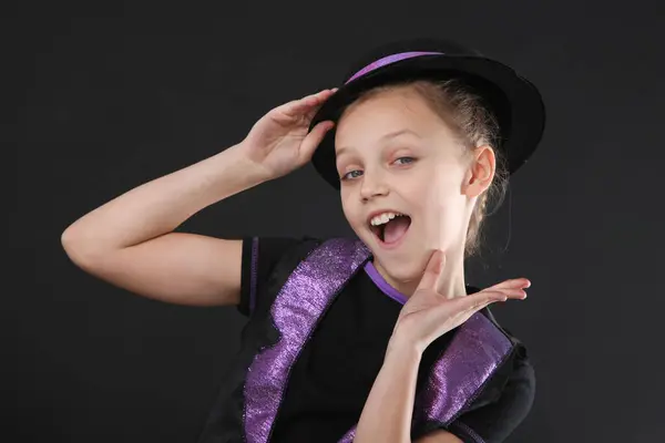 Mor şapkalı ve siyah elbiseli güzel bir kızın portresi.