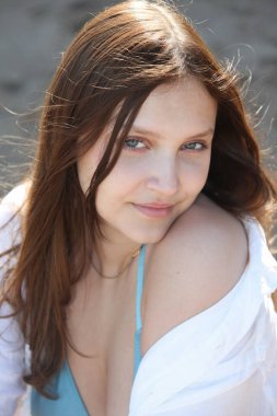 Kumsalda bikinili genç bir kadın.