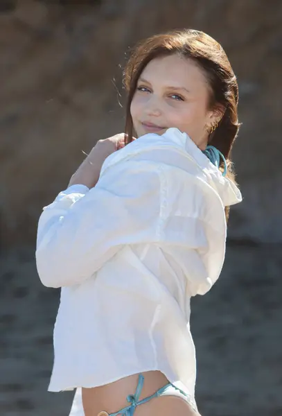 Улыбающаяся Красивая Молодая Женщина Белой Рубашке Пляже Стоковая Картинка