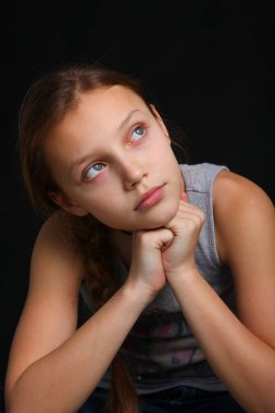 Üzgün bakışlı bir kızın portresi..