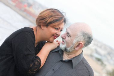 Açık havada birbirine bakan romantik olgun bir çiftin portresi.