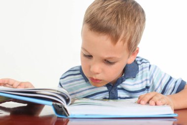Çocuk ödevini yapıyor. çocuk okuma kitabı.