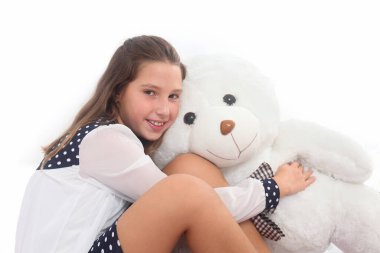 Beyaz arka planda küçük bir oyuncak ayı portresi