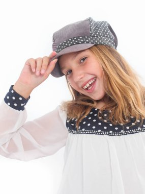 Beyaz gömlekli, renkli şapkalı, gülümseyen kız. izole.