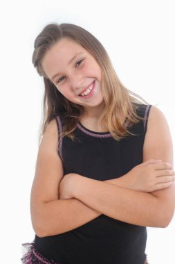 Mutlu küçük kız yüzünde kocaman bir gülümsemeyle