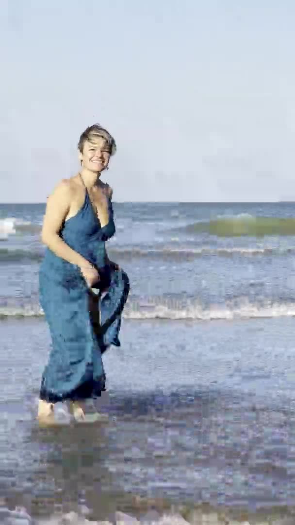 Женщина Синем Платье Пляже Кружится Вокруг — стоковое видео