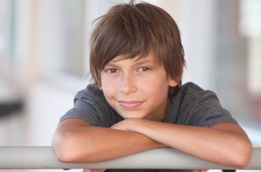 Dışarıda neşeli bir gencin portresi.