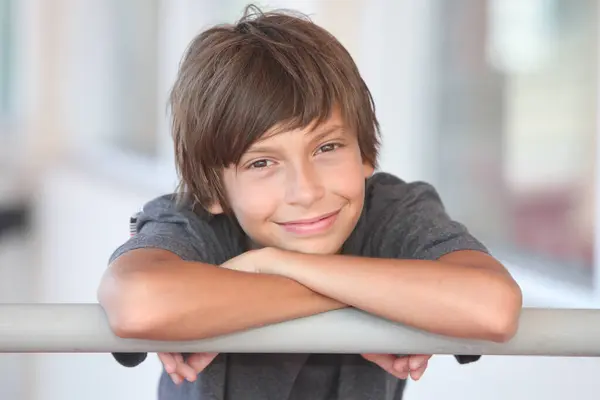 Dışarıda neşeli bir gencin portresi.