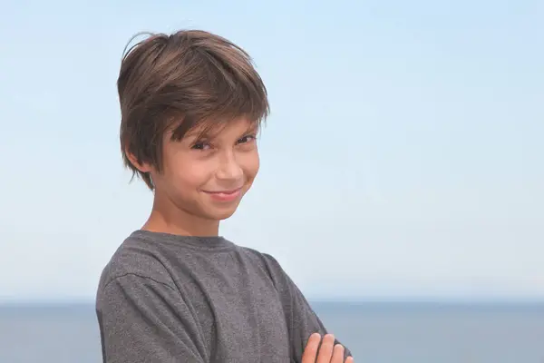 Dışarıda neşeli bir gencin portresi.