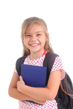 Beyaz arka planda neşeli ilkokul çocuğu