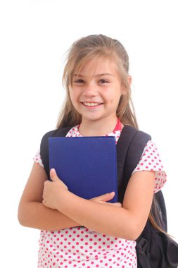 Beyaz arka planda neşeli ilkokul çocuğu