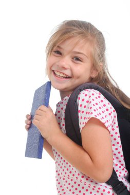 Beyaz arka planda neşeli ilkokul çocuğu