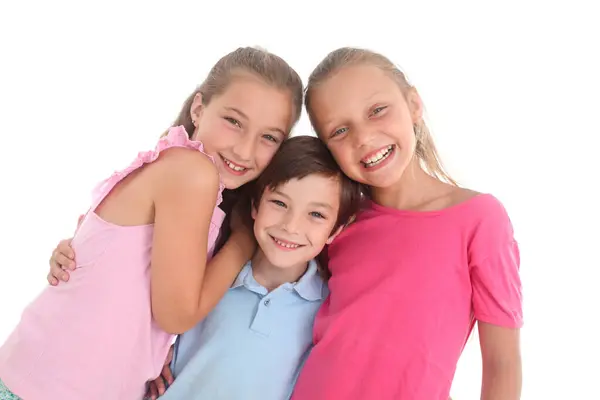 Beyaz arka planda üç neşeli çocuğun portresi