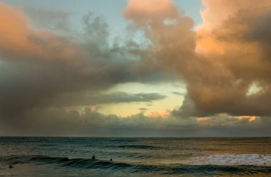 Doğa geçmişi. Okyanus ve akşam bulutlu gökyüzü alacakaranlıkta