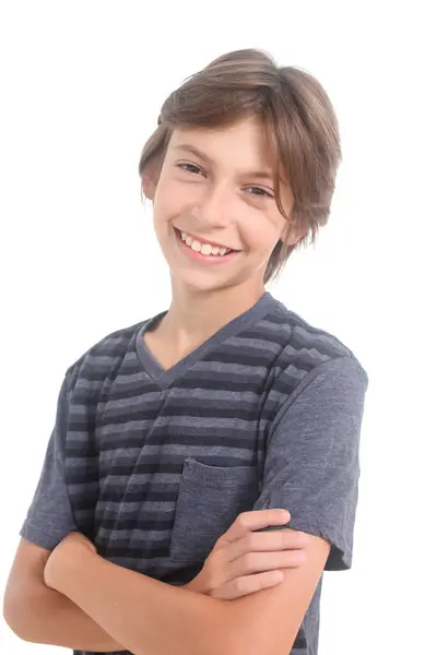 Beyaz arka planda sevimli, neşeli bir gencin portresi.