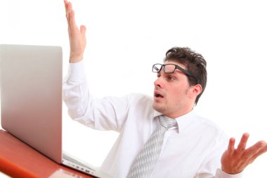 Beyaz arka planda gözlüklü stresli bir adam umutsuzluk içinde dizüstü bilgisayar ekranına bakıyor. 