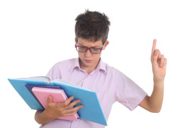 Akıllı kitap kurdu çocuk. Kitabı parmağıyla işaret ediyor.