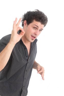 Beyaz arka planda iyi görünümlü genç bir adam tamam işareti gösteriyor