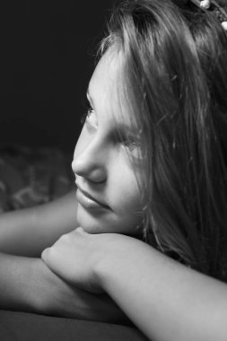 Mutlu hayal gören kızın portresini kapat Pencereden sabah ışığına doğru bak