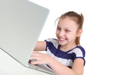 beyaz arkaplanda dizüstü bilgisayar kullanan genç kız