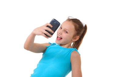 Gülümseyen neşeli genç kız cep telefonu kullanıyor. 