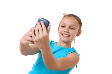 Gülümseyen neşeli genç kız cep telefonu kullanıyor. 