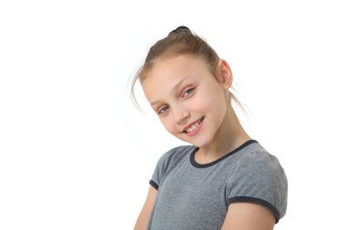 Beyaz arka planda neşeli ergen kız portresi