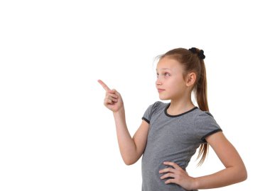 Beyaz arkaplanda kenar fotokopi alanını gösteren kafası karışık bir kız