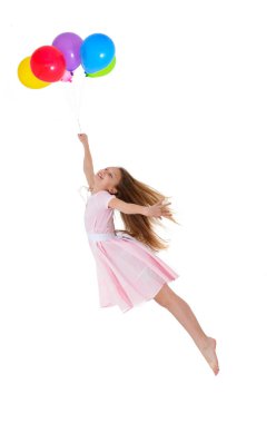 Beyaz arka planda balonlarla uçan kız