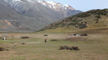 Tepeleri ve kırsal kesimi olan bir manzara. Esquel, Patagonya, Arjantin