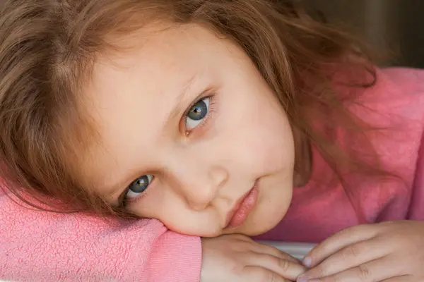 Küçük kızın pencereden dışarı baktığını hayal et.