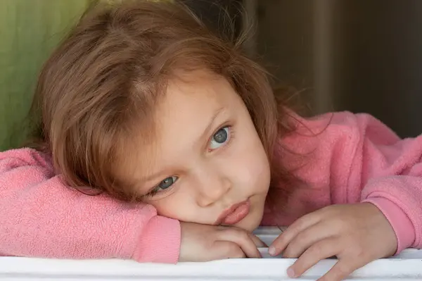 Küçük kızın pencereden dışarı baktığını hayal et.