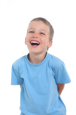 Beyaz arka planda gülen mutlu çocuk