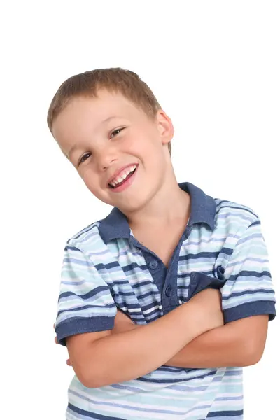 Beyaz arka planda gülümseyen havalı tavırlı küçük bir çocuk.