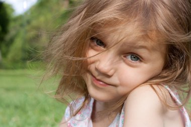 Dışarıdaki sevimli, neşeli küçük kızın portresini yakından çek. 