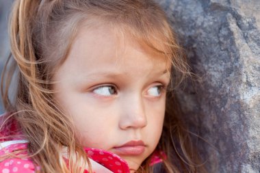 Dışarıdaki küçük üzgün kızın portresini kapat.