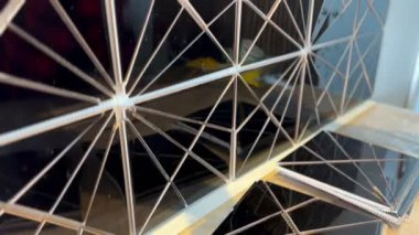 Kadın usta seramik fayansların el yapımı mozaiğini yapıştırıyor. Duvarı süslüyordum. Fayansları elleriyle yerleştiriyor ve fayansları yapıştırıyor..