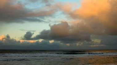 Doğa geçmişi. Dramatik deniz manzarası ve alacakaranlıkta bulutlu gökyüzü 