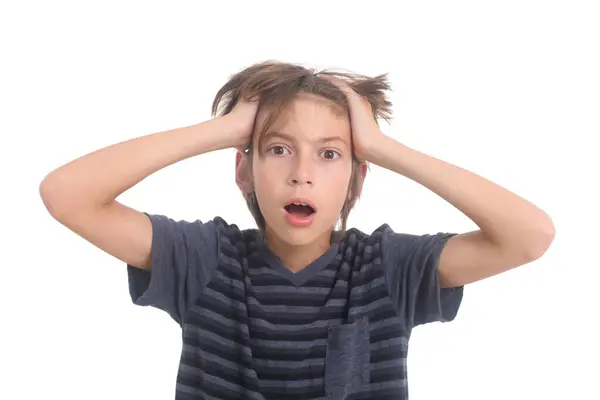 Stresli ve şok geçirmiş beyaz arka plandaki ergen çocuk. 