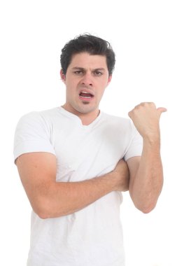 Patronluk taslayan kızgın adam kameraya bakıyor. Elini yana uzatıp emirler yağdırıyor.