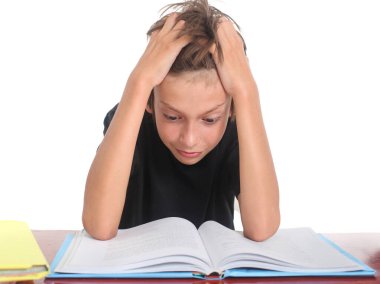 Stresli genç çocuk izole edilmiş beyaz arka plan üzerine kitaplarla çalışıyor.